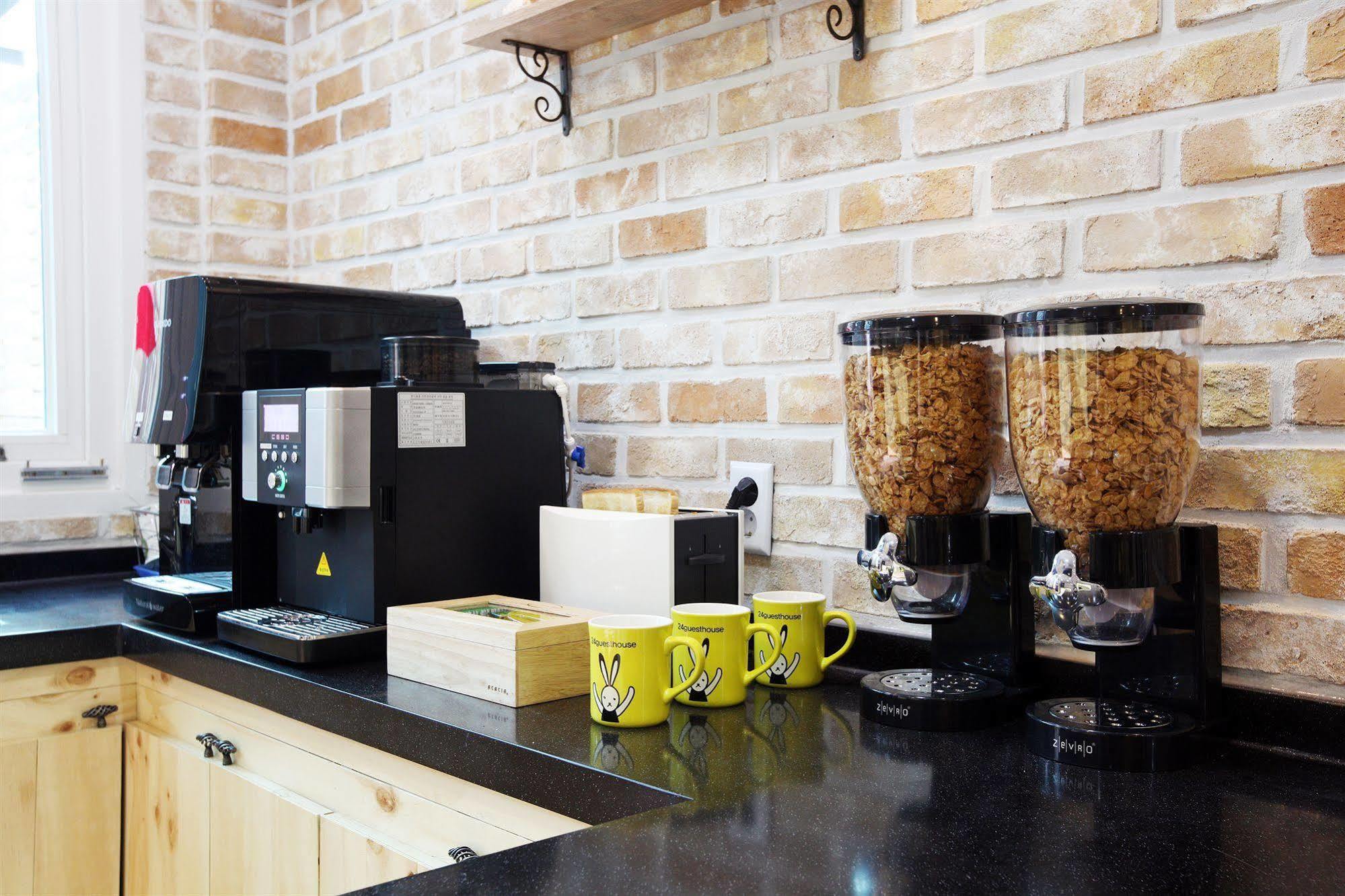24 Guesthouse Myeongdong Avenue Seoul Ngoại thất bức ảnh